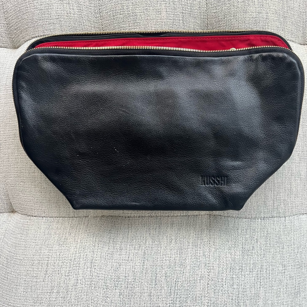 KUSSHI Vacationer Leather Makeup Black with gold zipper and red interior